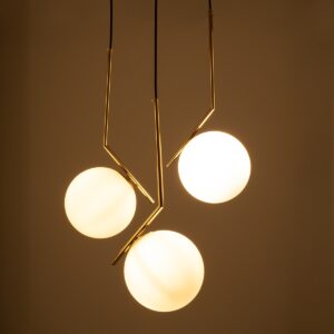 GloboStar® MONROE 00953 Μοντέρνο Κρεμαστό Φωτιστικό Οροφής Τρίφωτο 3 x E27 Χρυσό – Λευκό Μεταλλικό Μπάλα Φ60 x Υ50cm