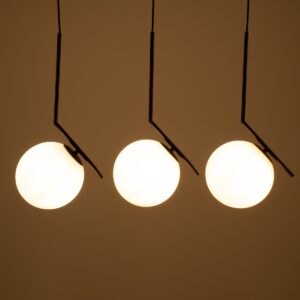 GloboStar® MONROE 00954 Μοντέρνο Κρεμαστό Φωτιστικό Οροφής Τρίφωτο 3 x E27 Μαύρο – Λευκό Μεταλλικό Μπάλα Μ74 x Π25 x Υ50cm