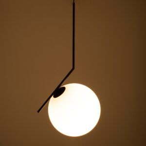 GloboStar® MONROE 00957 Μοντέρνο Κρεμαστό Φωτιστικό Οροφής Μονόφωτο 1 x E27 Μαύρο – Λευκό Μεταλλικό Μπάλα Φ30 x Υ75cm