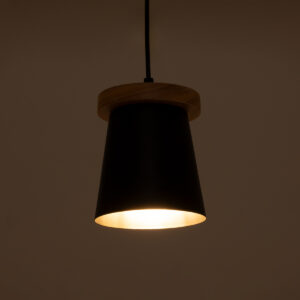 GloboStar® LANA 01424 Μοντέρνο Κρεμαστό Φωτιστικό Οροφής Μονόφωτο 1 x E27 με Ξύλινη Βάση και Μαύρο Καπέλο Φ13 x Y17cm