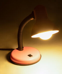 GloboStar® STUDENT PINK 01534 Μοντέρνο Επιτραπέζιο Φωτιστικό Γραφείου Μονόφωτο 1 x E27 Ροζ με Λευκό Μεταλλικό με Διακόπτη ΟN/OFF Καμπάνα Φ12 x Υ32cm