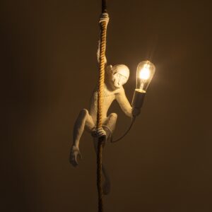 GloboStar® APES 01802 Μοντέρνο Κρεμαστό Φωτιστικό Οροφής Μονόφωτο 1 x E27 Λευκό με Μπεζ Σχοινί Φιγούρα Μ26 x Π28 x Υ69cm