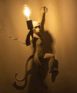 GloboStar® APES 01805 Μοντέρνο Φωτιστικό Τοίχου Απλίκα Μονόφωτο 1 x E27 Λευκό Φιγούρα L34 x W31 x H61cm