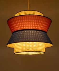 GloboStar® SAIGE 01919 Boho Κρεμαστό Φωτιστικό Οροφής Μονόφωτο 1 x E27 AC220-240V IP20 – Φ50 x Υ43cm – Μπεζ Μπαμπού Πλέγμα με Κόκκινο και Μπλε Υφασμάτινο Καπέλο