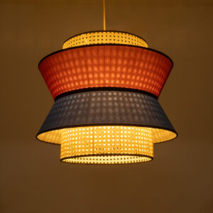 GloboStar® SAIGE 01919 Boho Κρεμαστό Φωτιστικό Οροφής Μονόφωτο 1 x E27 AC220-240V IP20 – Φ50 x Υ43cm – Μπεζ Μπαμπού Πλέγμα με Κόκκινο και Μπλε Υφασμάτινο Καπέλο