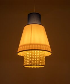 GloboStar® SAIGE 01921 Boho Κρεμαστό Φωτιστικό Οροφής Μονόφωτο 1 x E27 AC220-240V IP20 – Φ30 x Υ48cm – Μπεζ Μπαμπού Πλέγμα με Ροζ και Μπλε Υφασμάτινο Καπέλο – 5 Χρόνια Εγγύηση