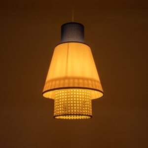 GloboStar® SAIGE 01921 Boho Κρεμαστό Φωτιστικό Οροφής Μονόφωτο 1 x E27 AC220-240V IP20 – Φ30 x Υ48cm – Μπεζ Μπαμπού Πλέγμα με Ροζ και Μπλε Υφασμάτινο Καπέλο – 5 Χρόνια Εγγύηση