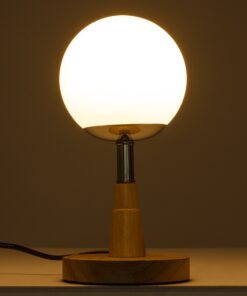 GloboStar® COVE 02036 Μοντέρνο Επιτραπέζιο Φωτιστικό Μονόφωτο 1 x E27 AC220-240V IP20 – Φ12 x Υ25cm – Μπεζ Ξύλινο & Γυάλινη Γαλακτερή Μπάλα – 5 Χρόνια Εγγύηση