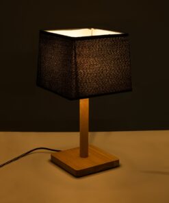 GloboStar® KOLIPE 02039 Μοντέρνο Επιτραπέζιο Φωτιστικό Μονόφωτο 1 x E27 AC220-240V IP20 – Μ20 x Π20 x Υ38cm – Μπεζ Ξύλινη Βάση με Μαύρο Πλεκτό Καπέλο – 5 Χρόνια Εγγύηση