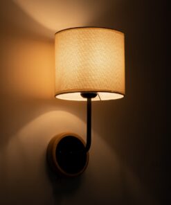 GloboStar® MANU 02043 Μοντέρνο Φωτιστικό Τοίχου – Απλίκα 1 x E27 AC 220-240V – Μ18 x Π20 x Υ37cm – Μαύρο Μεταλλικό με Μπεζ Ξύλινο Σώμα & Μπεζ Πλεκτό Καπέλο – 5 Χρόνια Εγγύηση