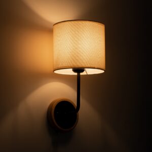 GloboStar® MANU 02043 Μοντέρνο Φωτιστικό Τοίχου – Απλίκα 1 x E27 AC 220-240V – Μ18 x Π20 x Υ37cm – Μαύρο Μεταλλικό με Μπεζ Ξύλινο Σώμα & Μπεζ Πλεκτό Καπέλο – 5 Χρόνια Εγγύηση