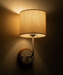 GloboStar® MANU 02044 Μοντέρνο Φωτιστικό Τοίχου – Απλίκα 1 x E27 AC 220-240V – Μ18 x Π20 x Υ37cm – Λευκό Μεταλλικό με Μπεζ Ξύλινο Σώμα & Μπεζ Πλεκτό Καπέλο – 5 Χρόνια Εγγύηση