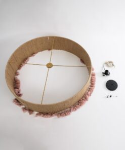 GloboStar® PUERTORICO 02097 Boho Κρεμαστό Φωτιστικό Οροφής Τρίφωτο 3 x E27 AC220-240V IP20 – Φ80 x Υ27cm – Μπεζ με Ροζ Λεπτό Νήμα Πλέγμα Βαμβακερό Καπέλο – 5 Χρόνια Εγγύηση