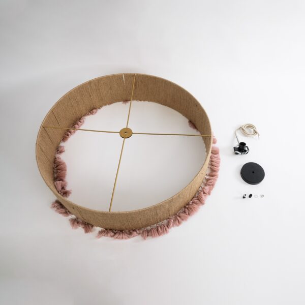 GloboStar® PUERTORICO 02097 Boho Κρεμαστό Φωτιστικό Οροφής Τρίφωτο 3 x E27 AC220-240V IP20 – Φ80 x Υ27cm – Μπεζ με Ροζ Λεπτό Νήμα Πλέγμα Βαμβακερό Καπέλο – 5 Χρόνια Εγγύηση