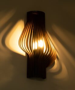 GloboStar® MIHIRO 02175 Boho Φωτιστικό Τοίχου – Απλίκα Μονόφωτο 1 x E27 AC 220-240V IP20 – Μ25 x Π13 x Υ40cm – Καφέ Σκούρο Ξύλινο Πλέγμα – 5 Χρόνια Εγγύηση