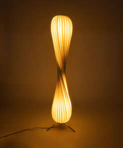 GloboStar® PRAIA 02225 Μοντέρνο Επιδαπέδιο Φωτιστικό Δίφωτο 2 x E27 AC220-240V IP20 – Φ25 x Υ145cm – Μπεζ Λευκό Λεπτό Φύλλο Ξύλου Πλέγμα – 5 Χρόνια Εγγύηση