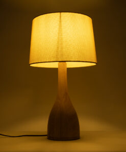 GloboStar® BERKBAY 02319 Boho Επιτραπέζιο Φωτιστικό Μονόφωτο 1 x E27 AC220-240V IP20 – Φ32 x Υ55cm – Μπεζ Ξύλινο με Μπεζ Υφασμάτινο Καπέλο – 5 Χρόνια Εγγύηση