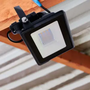 LED Προβολέας 10W V-TAC PRO Samsung Chip Μαύρος 100° 735lm Αδιάβροχος IP65 Θερμό 3000K – 20304