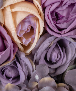 GloboStar® Artificial Garden ROSES STORY 20352 Τεχνητό Διακοσμητικό Πάνελ Λουλουδιών – Κάθετος Κήπος σύνθεση Μωβ & Ροζ Τριαντάφυλλα Μ40 x Π60 x Υ8cm