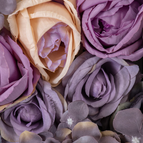 GloboStar® Artificial Garden ROSES STORY 20352 Τεχνητό Διακοσμητικό Πάνελ Λουλουδιών – Κάθετος Κήπος σύνθεση Μωβ & Ροζ Τριαντάφυλλα Μ40 x Π60 x Υ8cm