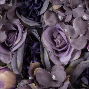 GloboStar® Artificial Garden ROSES STORY 20352 Τεχνητό Διακοσμητικό Πάνελ Λουλουδιών – Κάθετος Κήπος σύνθεση Μωβ & Ροζ Τριαντάφυλλα Μ40 x Π60 x Υ8cm