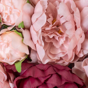 GloboStar® Artificial Garden ROSES STORY 20355 Τεχνητό Διακοσμητικό Πάνελ Λουλουδιών – Κάθετος Κήπος σύνθεση Ροζ & Βυσσινί Τριαντάφυλλα Μ40 x Π60 x Υ8cm