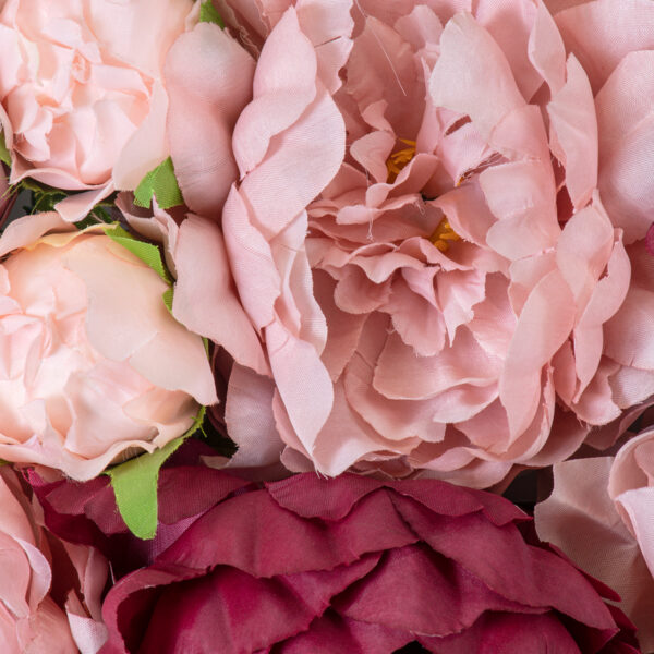 GloboStar® Artificial Garden ROSES STORY 20355 Τεχνητό Διακοσμητικό Πάνελ Λουλουδιών – Κάθετος Κήπος σύνθεση Ροζ & Βυσσινί Τριαντάφυλλα Μ40 x Π60 x Υ8cm