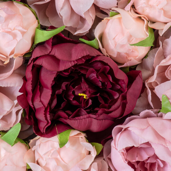 GloboStar® Artificial Garden ROSES STORY 20355 Τεχνητό Διακοσμητικό Πάνελ Λουλουδιών – Κάθετος Κήπος σύνθεση Ροζ & Βυσσινί Τριαντάφυλλα Μ40 x Π60 x Υ8cm
