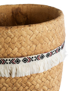 GloboStar® Artificial Garden MONTANA 20504 Διακοσμητικό Κεραμικό Κασπώ Γλάστρα – Flower Pot Καφέ με Λευκή Υφασμάτινη Κορδέλα και Μαύρες – Κόκκινες Λεπτομέρειες Φ16.5 x Υ15.5cm