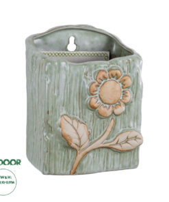 GloboStar® Artificial Garden BILBAO 20536 Διακοσμητικό Κεραμική Επιτοίχια Γλάστρα Πράσινη με Μπεζ Λεπτομέρειες Μ13 x Π10 x Υ17cm