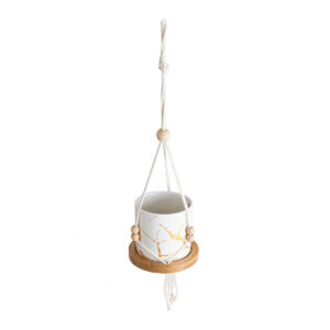GloboStar® Artificial Garden USBOA 20545 Κρεμαστό Διακοσμητικό Κεραμικό Κασπώ Γλάστρα – Flower Pot Λευκό με Χρυσές Λεπτομέρειες και Μπεζ Ξύλινη Βάση Φ10 x Υ40cm