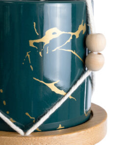 GloboStar® Artificial Garden TALLINN 20546 Κρεμαστό Διακοσμητικό Κεραμικό Κασπώ Γλάστρα – Flower Pot Πράσινο με Χρυσές Λεπτομέρειες και Μπεζ Ξύλινη Βάση Φ10 x Υ40cm