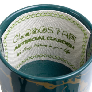 GloboStar® Artificial Garden TALLINN 20546 Κρεμαστό Διακοσμητικό Κεραμικό Κασπώ Γλάστρα – Flower Pot Πράσινο με Χρυσές Λεπτομέρειες και Μπεζ Ξύλινη Βάση Φ10 x Υ40cm