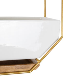 GloboStar® Artificial Garden MANDRITE 20556 Διακοσμητικό Κεραμικό Κασπώ Γλάστρα – Flower Pot Λευκό με Χρυσό Μεταλλικό Πλέγμα και Καφέ Ξύλινη Βάση Μ18 x Π10 x Υ18cm