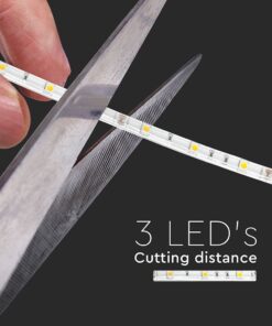 Κοπή LED ταινίας με ψαλίδι, απόσταση κοπής 3 LED. Μαύρο φόντο, κοντινό πλάνο.