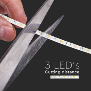 Κοπή LED ταινίας με ψαλίδι, απόσταση κοπής 3 LED. Μαύρο φόντο, κοντινό πλάνο.