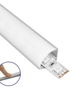 GloboStar® CORNER-PROFILE 70815-1M Προφίλ Αλουμινίου – Βάση & Ψύκτρα Ταινίας LED με Λευκό Γαλακτερό Κάλυμμα – Επιφανειακή Γωνιακή Χρήση – Πατητό Κάλυμμα – Ασημί – 1 Μέτρο – Μ100 x Π1.6 x Υ1.6cm