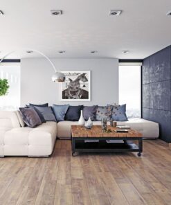 Γωνιακός καναπές σε μπεζ απόχρωση, με διακοσμητικά μαξιλάρια, σε μοντέρνο σαλόνι με ξύλινο τραπεζάκι.