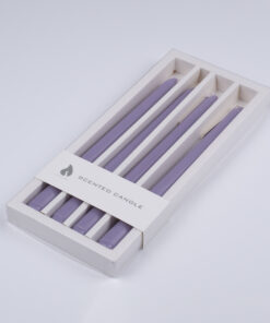 GloboStar® LAVENDER-FIELD 35203 ΣΕΤ 4 Αρωματικά Κεριά Κηροπηγίου Παραφίνης με Άρωμα Λεμόνι – Λεβάντα Μωβ Μ2 x Π2 x Υ25cm