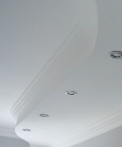 Γύψινη οροφή με ενσωματωμένα LED σποτ φωτιστικά, για μοντέρνα και κομψή διακόσμηση εσωτερικού χώρου.