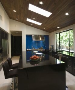 Μοντέρνα κουζίνα με μαύρο γυαλιστερό νησίδα, ξύλινη οροφή και μπλε backsplash. Φωτισμός LED στο ταβάνι.