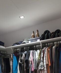 Ντουλάπα αποθήκευσης με ράγες και ράφια, ιδανική για ρούχα και παπούτσια. Διάταξη με κρεμάστρες και κουτιά.