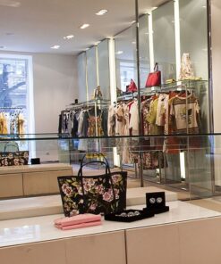 Τσάντα από καμβά με λουλούδια, ιδανική για καθημερινές εξόδους. Συνοδεύεται από εντυπωσιακά αξεσουάρ βιτρίνας.