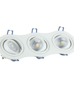 Τριπλό σποτ LED λευκό οροφής για ευρεία φωτεινή κάλυψη, μοντέρνος σχεδιασμός με ρυθμιζόμενες κατευθύνσεις.