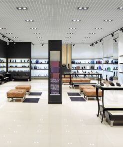 Εσωτερικό καταστήματος υποδημάτων με γόβες και μπότες σε ράφια εκθετηρίου, μοντέρνα διακόσμηση.