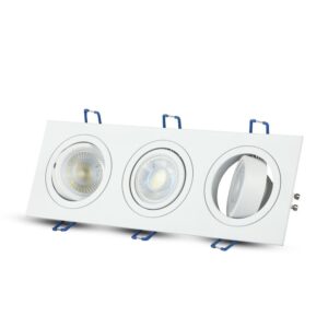 Τριπλό σποτ οροφής LED, ενσωματωμένο, ρυθμιζόμενη κατεύθυνση φωτισμού, λευκός σχεδιασμός, για μοντέρνα διακόσμηση.