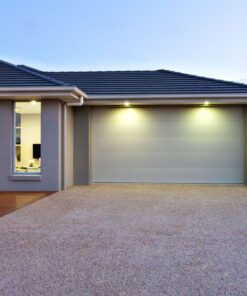 Γκαραζόπορτα αλουμινίου, λευκή, αυτόματης λειτουργίας, μοντέρνος σχεδιασμός, ιδανική για οικιακή χρήση.