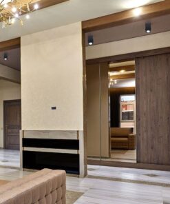 Σύγχρονη εσωτερική πόρτα ξύλου με καθρέφτη, ιδανική για μοντέρνα διακόσμηση καθιστικού.