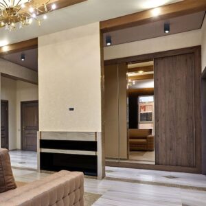 Σύγχρονη εσωτερική πόρτα ξύλου με καθρέφτη, ιδανική για μοντέρνα διακόσμηση καθιστικού.