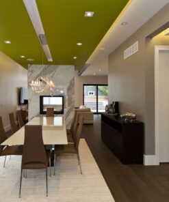 Τραπεζαρία με μοντέρνες καρέκλες και μάρμαρο, ιδανική για κομψούς εσωτερικούς χώρους.